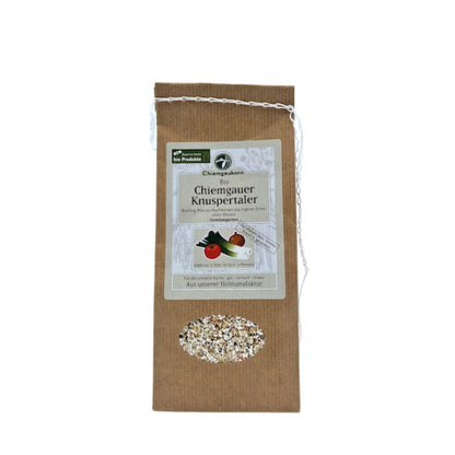 Bio Chiemgauer Knuspertaler, 200 g in brauner Tüte von Chiemgaukorn, auf weißem Hintergrund