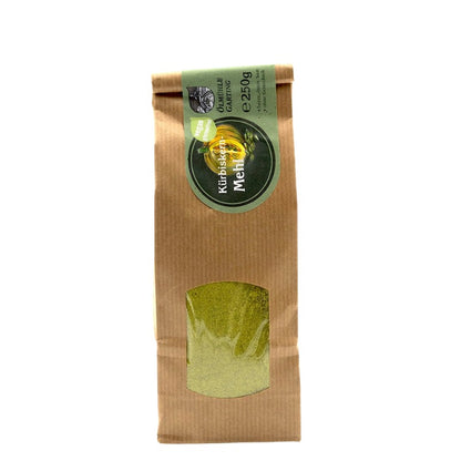 Kürbiskernmehl, 250g Tüte der Ölmühle Garting, vegan und glutenfrei mit grünem Etikett auf weißem Hintergrund