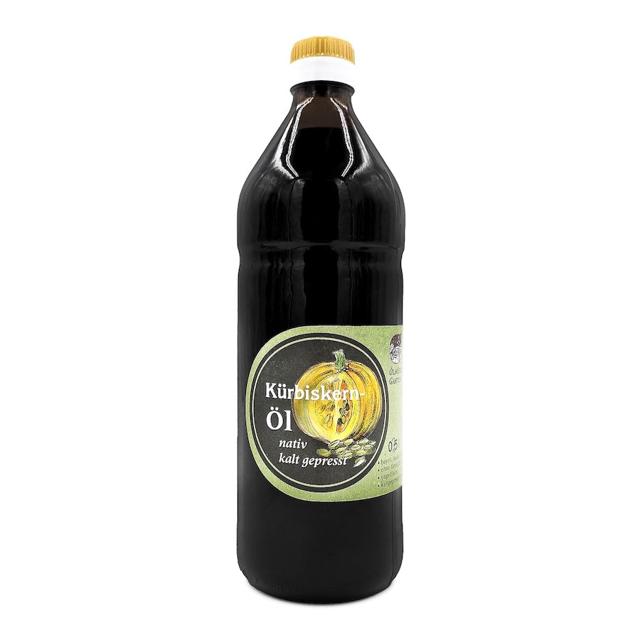 Kürbiskernöl nativ kaltgepresst, 750 ml in brauner Glasflasche der Ölmuehle Garting auf weißem Hintergrund