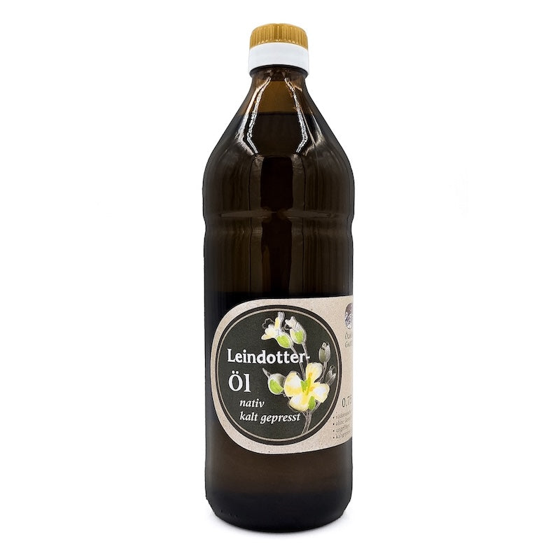 Leindotteröl nativ kaltgepresst, 750 ml in brauner Glasflasche der Ölmühle Garting auf weißem Hintergrund