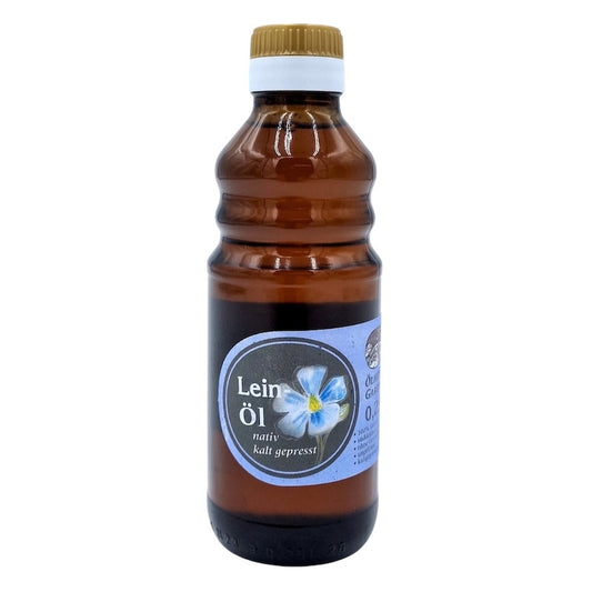 Leinoel nativ kaltgepresst, 250 ml Glasflasche der Oelmuehle Garting auf weißem Hintergrund