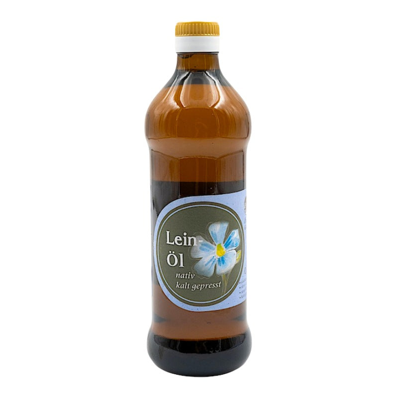 Leinoel nativ kaltgepresst, 500 ml Glasflasche der Oelmuehle Garting auf weißem Hintergrund
