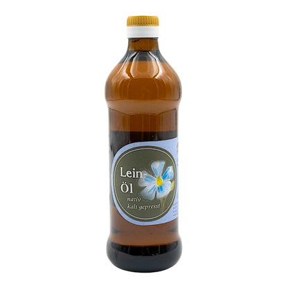 Leinoel nativ kaltgepresst, 500 ml Glasflasche der Oelmuehle Garting auf weißem Hintergrund