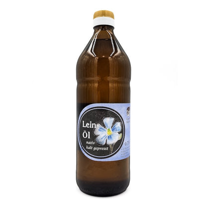 Leinoel nativ kaltgepresst, 750 ml Glasflasche der Oelmuehle Garting auf weißem Hintergrund