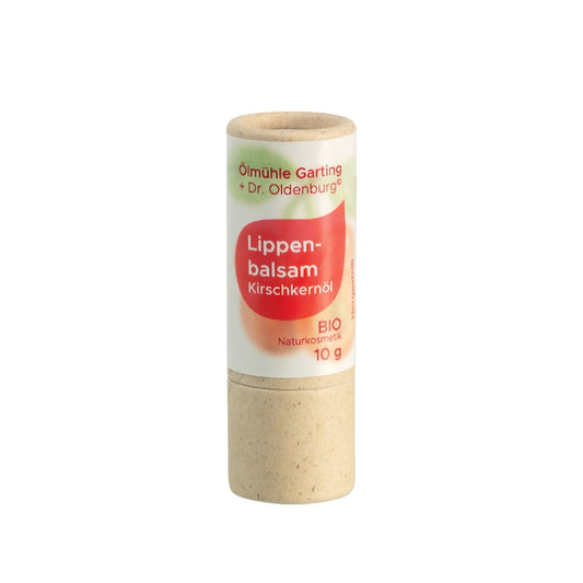 Bio Lippenbalsam mit Kirschkernöl, natürliche Naturkosmetik, Ölmühle Garting und Dr. Oldenburg, Lippenstift auf weißem Hintergrund