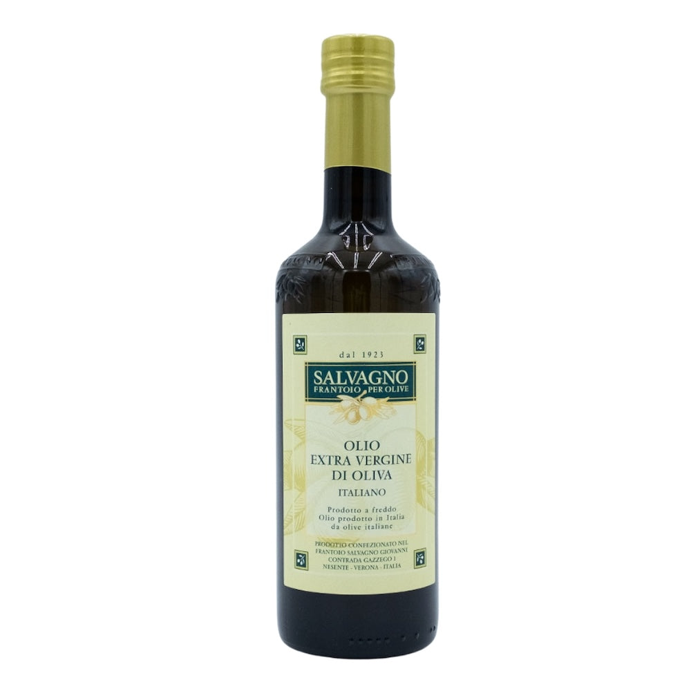 Olivenöl extra nativ, 500 ml in Glasflasche der auf weißem Hintergrund, hergestellt in Italien