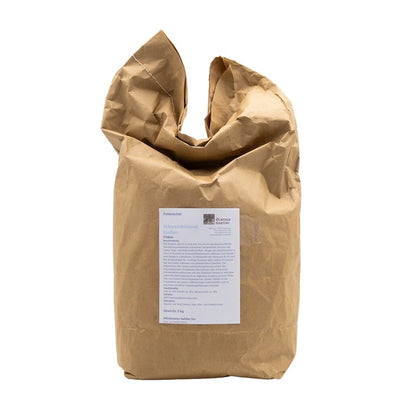 Schwarzkümmelkuchen als Futtermittel für Tiere, 5 kg Sack der Ölmühle Garting, mit weißem Etikett auf weißem Hintergrund