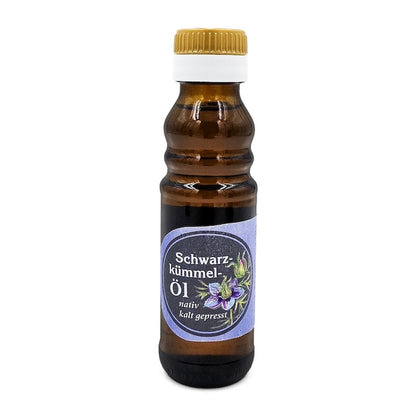 Schwarzkuemmeloel nativ kaltgepresst, 100 ml Glasflasche der Oelmuehle Garting auf weißem Hintergrund