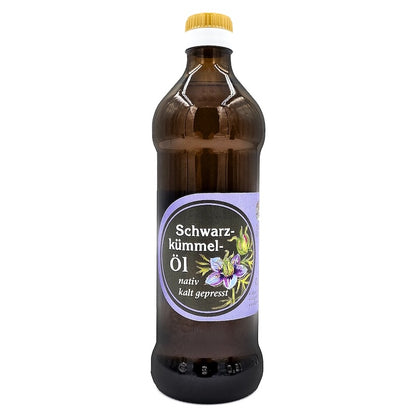 Schwarzkuemmeloel nativ kaltgepresst, 500 ml Glasflasche der Oelmuehle Garting auf weißem Hintergrund