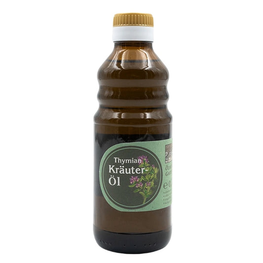 Thymian Kräuteröl nativ kaltgepresst, 250 ml in brauner Glasflasche der Ölmühle Garting auf weißem Hintergrund