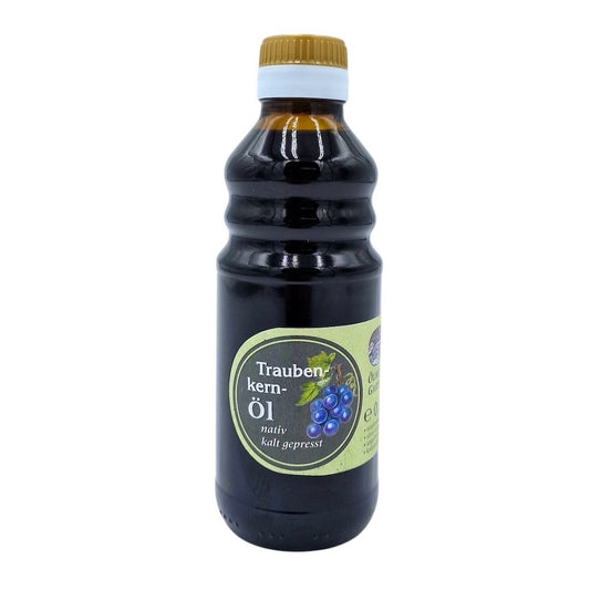 Traubenkernöl nativ kaltgepresst, 250 ml in brauner Glasflasche der Ölmühle Garting auf weißem Hintergrund