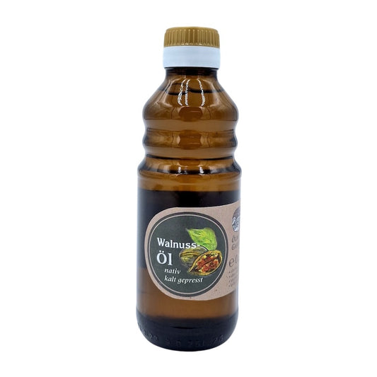 Walnussöl nativ kaltgepresst, 250 ml in brauner Glasflasche der Ölmühle Garting mit hellbraunem Etikett auf weißem Hintergrund