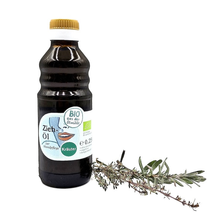 Bio Ziehöl Kräuter zur Mundpflege, 250 ml in brauner Glasflasche der Ölmühle Garting mit blauem Etikett auf weißem Hintergrund, im Vordergrund Salbei und Thymianzweige