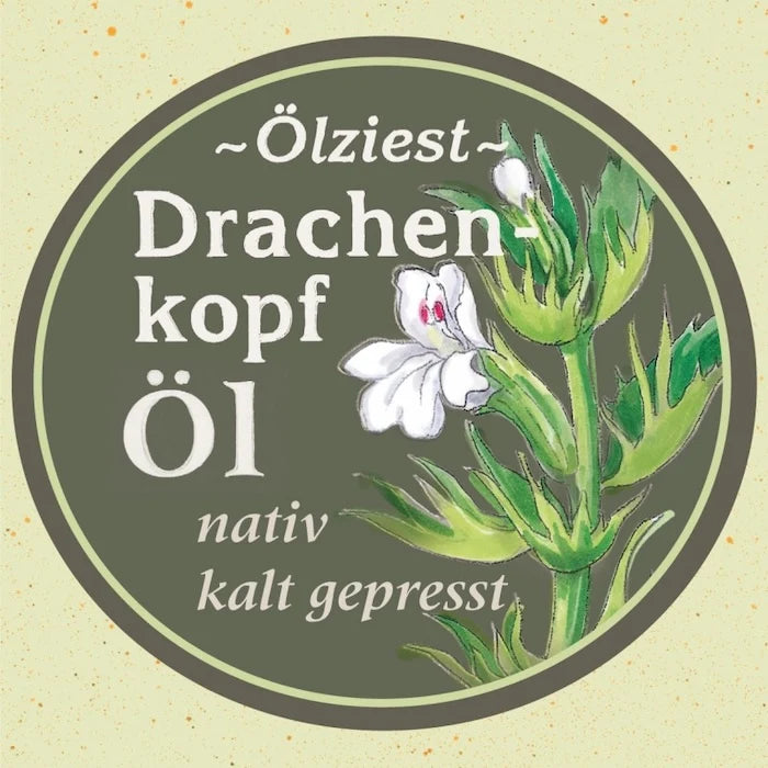 Etikett des Drachenkopföl kaltgepresst nativ der Ölmühle Garting mit weißer Drachenkopfblüte auf ocker Hintergrund