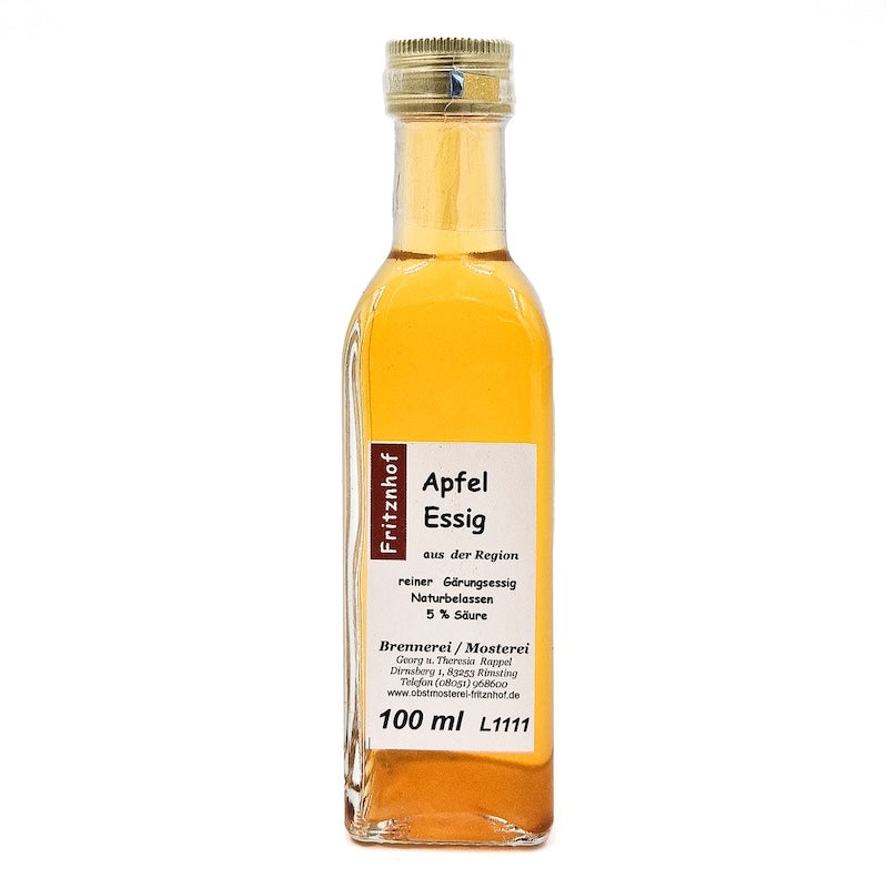 Apfelessig naturbelassen aus der Region, 100 ml Glasflasche des Fritznhof mit weißem Etikett auf weißem Hintergrund 