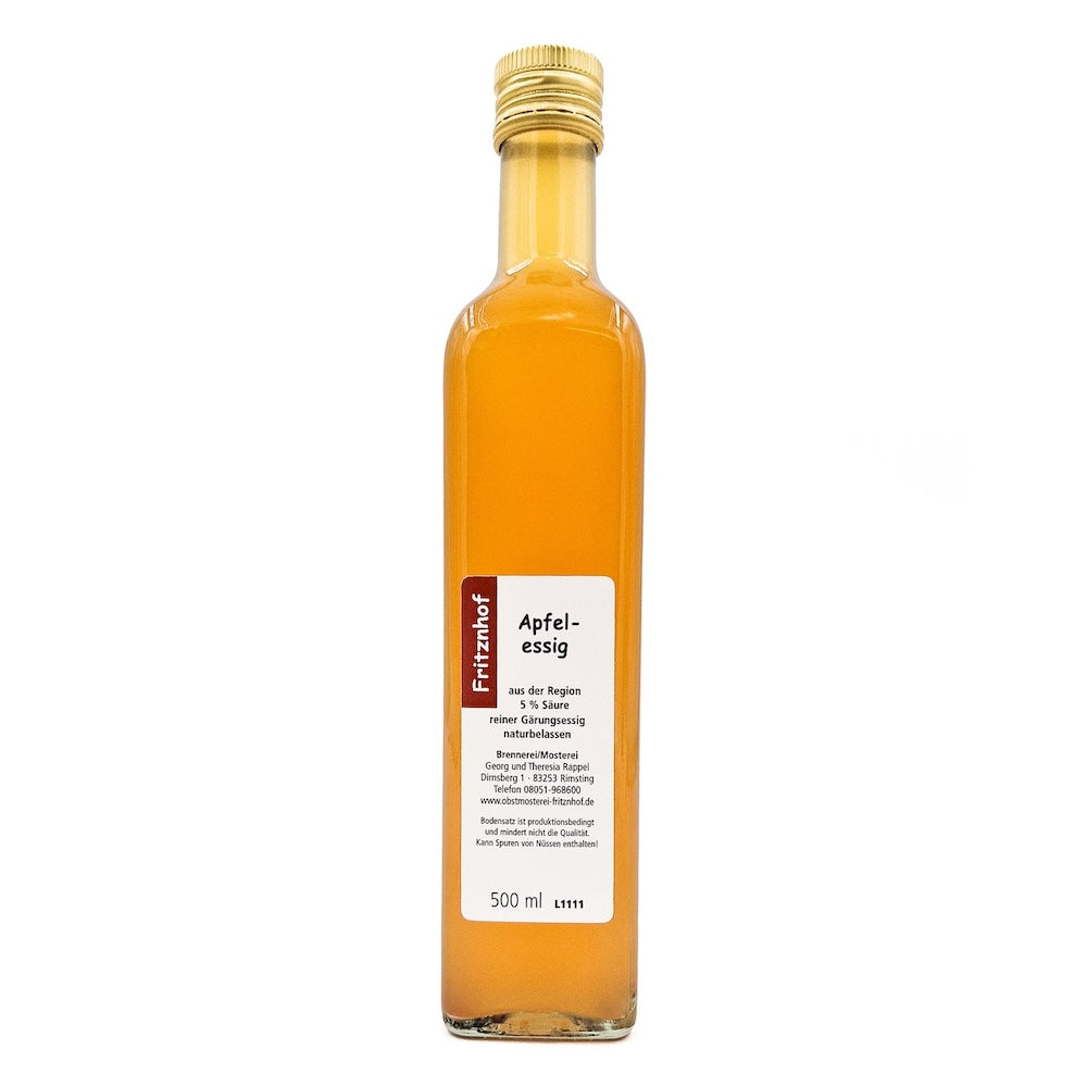 Apfelessig naturbelassen aus der Region, 500 ml Glasflasche des Fritznhof mit weißem Etikett auf weißem Hintergrund 