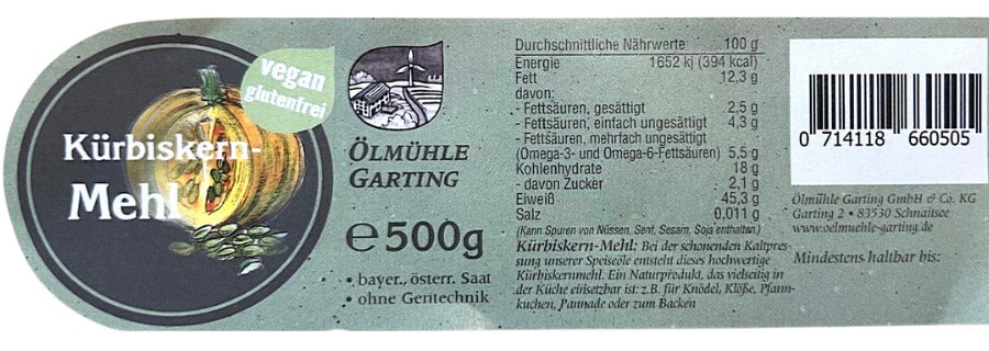 Etikett des Kürbiskernmehls der Ölmühle Garting mit 500-g-Angabe, Nährwerttabelle sowie Kennzeichnung vegan und glutenfrei
