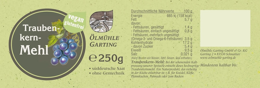 Etikett des Traubenkernmehls der Ölmühle Garting mit Kennzeichnung vegan und glutenfrei, Produktangaben und Nährwerttabelle
